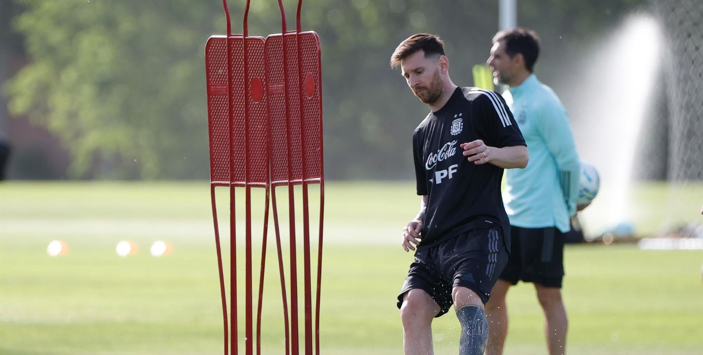 Lionel Messi entrena con molestias en la Selección Argentina.