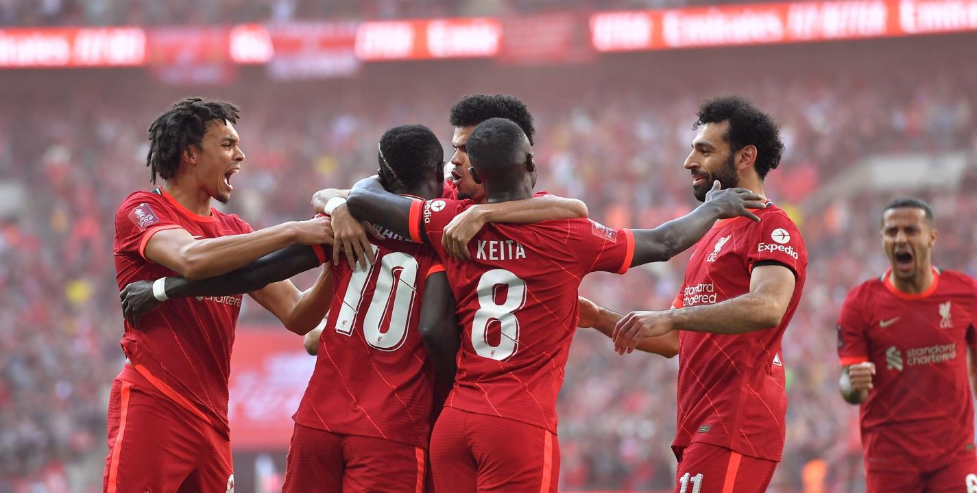Liverpool celebrando gol de Sadio Mané