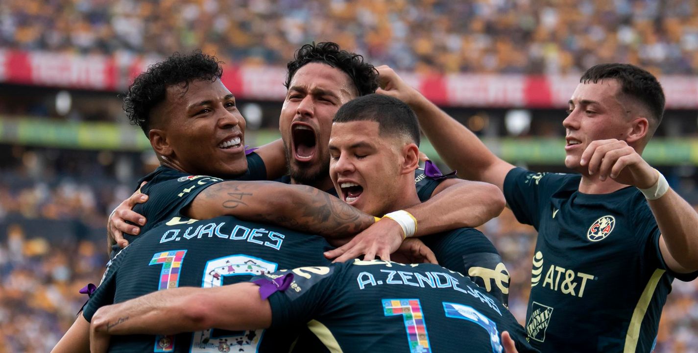 Jugadores del América celebrando un gol ante Tigres