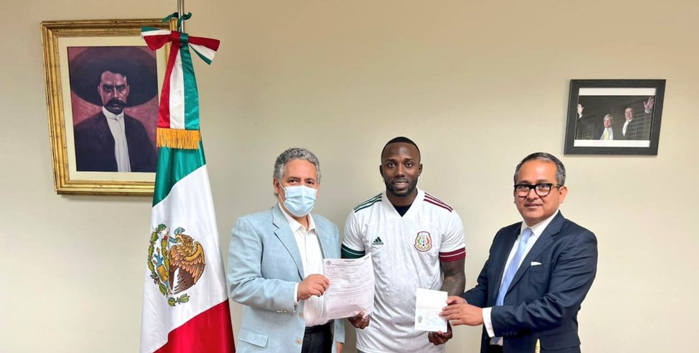 Randy Arozarena recibiendo el pasaporte mexicano