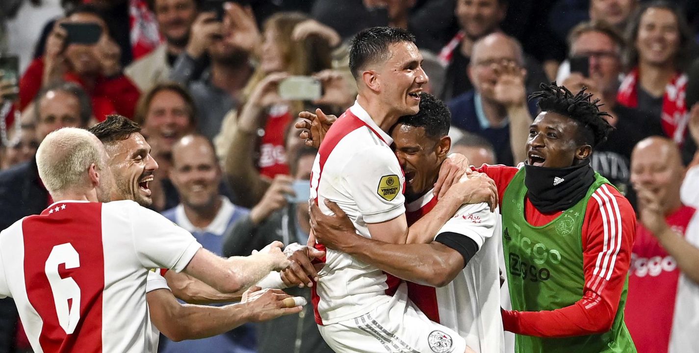 Jugadores de Ajax celebrando el segundo gol del partido