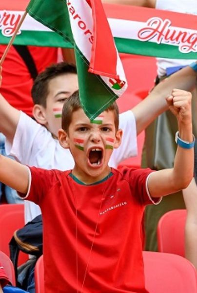 30,000 pequeños aficionados en el Hungría vs Inglaterra