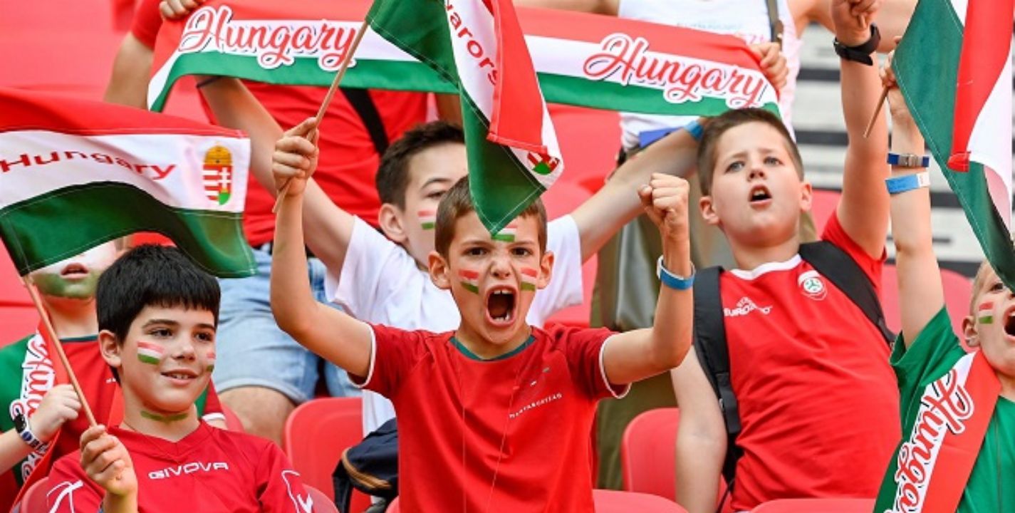 30,000 pequeños aficionados en el Hungría vs Inglaterra