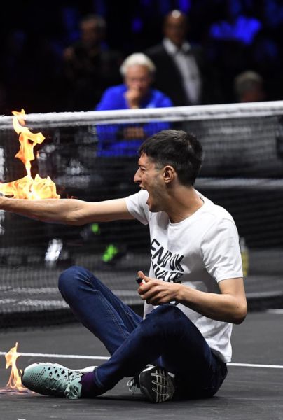 Activista se prendió fuego en medio de un partido de la Laver Cup de tenis.