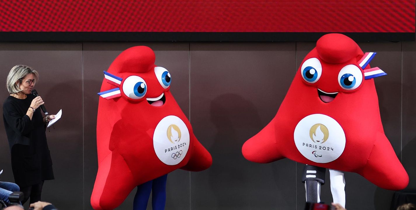 Los Phryges con las mascotas de los Juegos Olímpicos de París 2024.