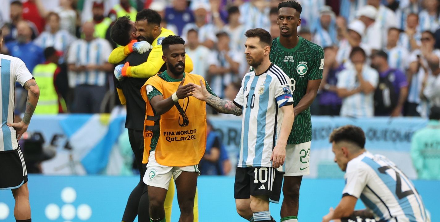 Lionel Messi no pudo hacer mucho para evitar la caída de Argentina en su debut en Qatar 2022.