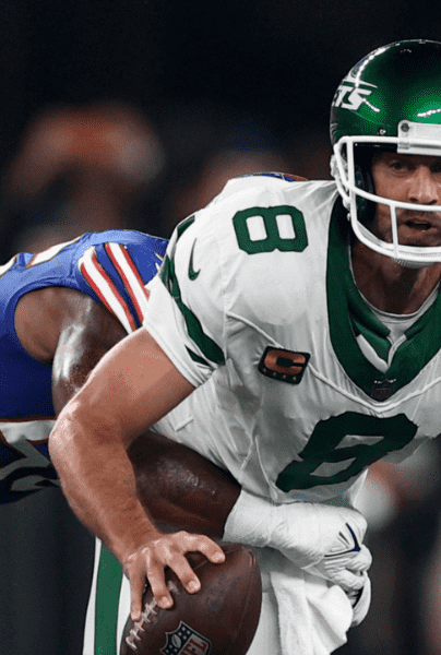 NFL: Aaron Rodgers sale del campo en su primera serie ofensiva con los New York Jets